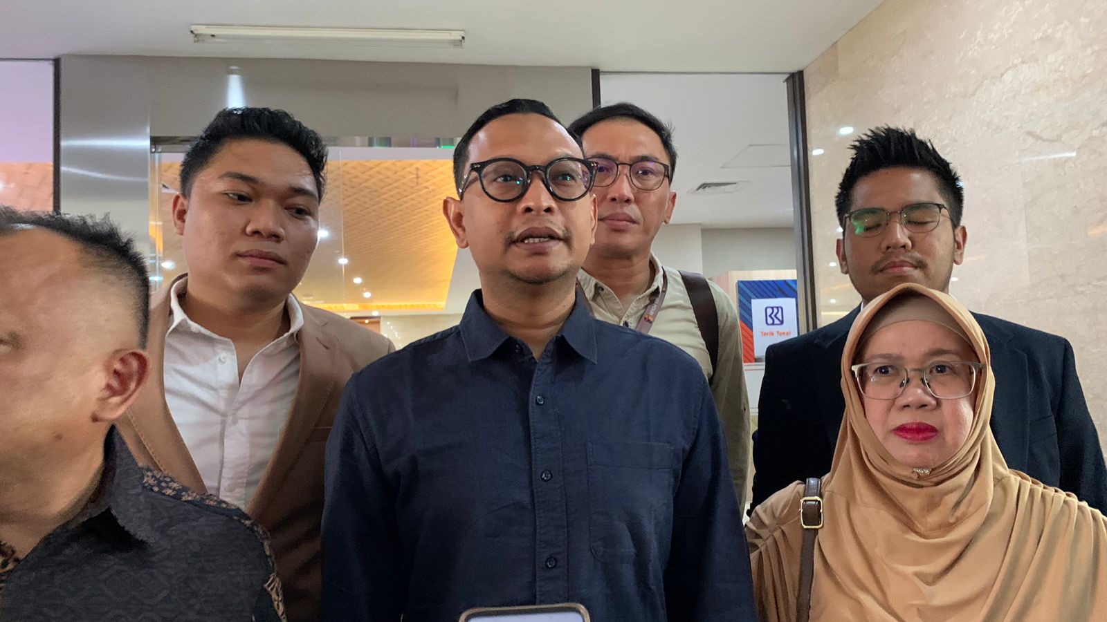 'Gajah Lawan Semut' di Kasus Keponakan Wamenkumham yang Resmi Ditahan, Jokowi dan DPR Dibawa-bawa Kenapa?