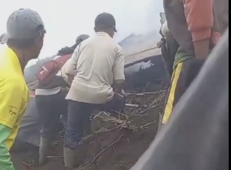 2 Pesawat Super Tucano TNI AU Bertabrakan Jatuh di Bromo, Petani Kentang Evakuasi Pilot