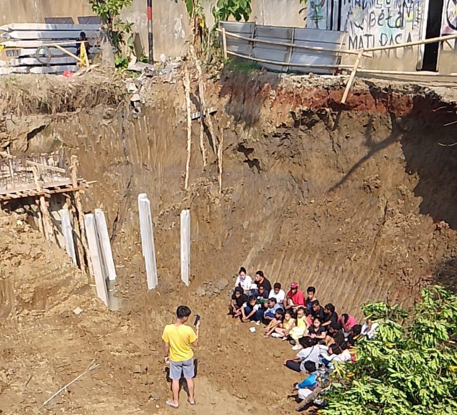 Penghuni Panti Asuhan Yayasan Komunitas Anak Maria Immaculata Protes Pembangunan Waduk di Bekasi