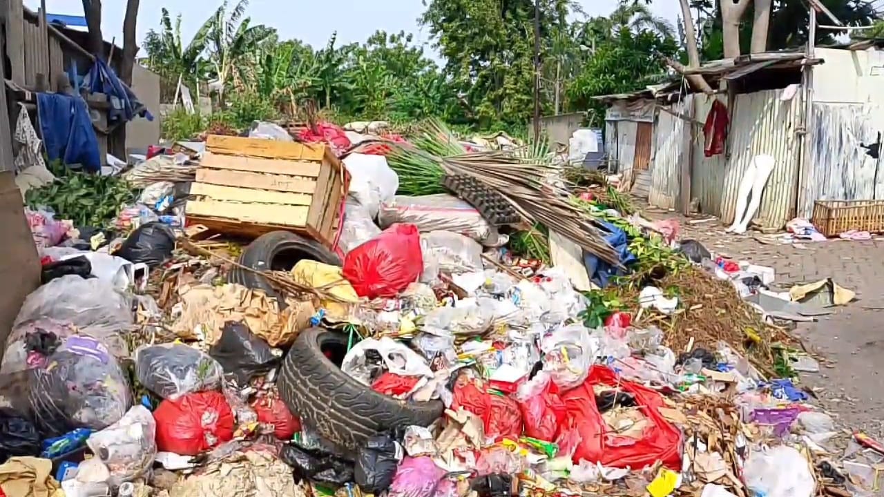 Dinas LH Kota Tangerang Angkat Bicara Soal Sampah Tutupi Akses Jalan Rumah Warga di Karang Tengah