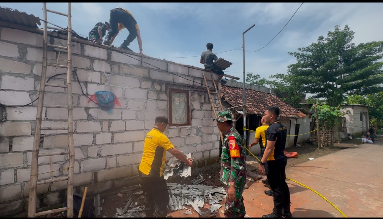 Polri dan TNI Bersihkan Sisa Ledakan Mojokerto