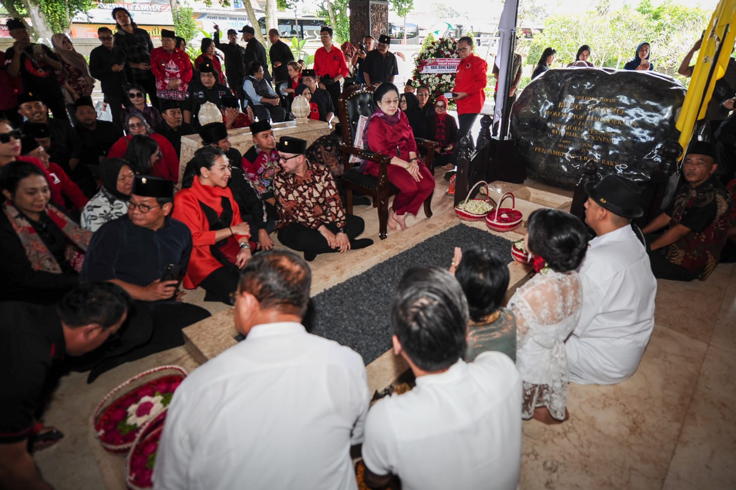 Ziarah ke Makam Bung Karno, Megawati Ajak Calon Kepala Daerah dari PDIP: Ada Risma Hingga Pramono