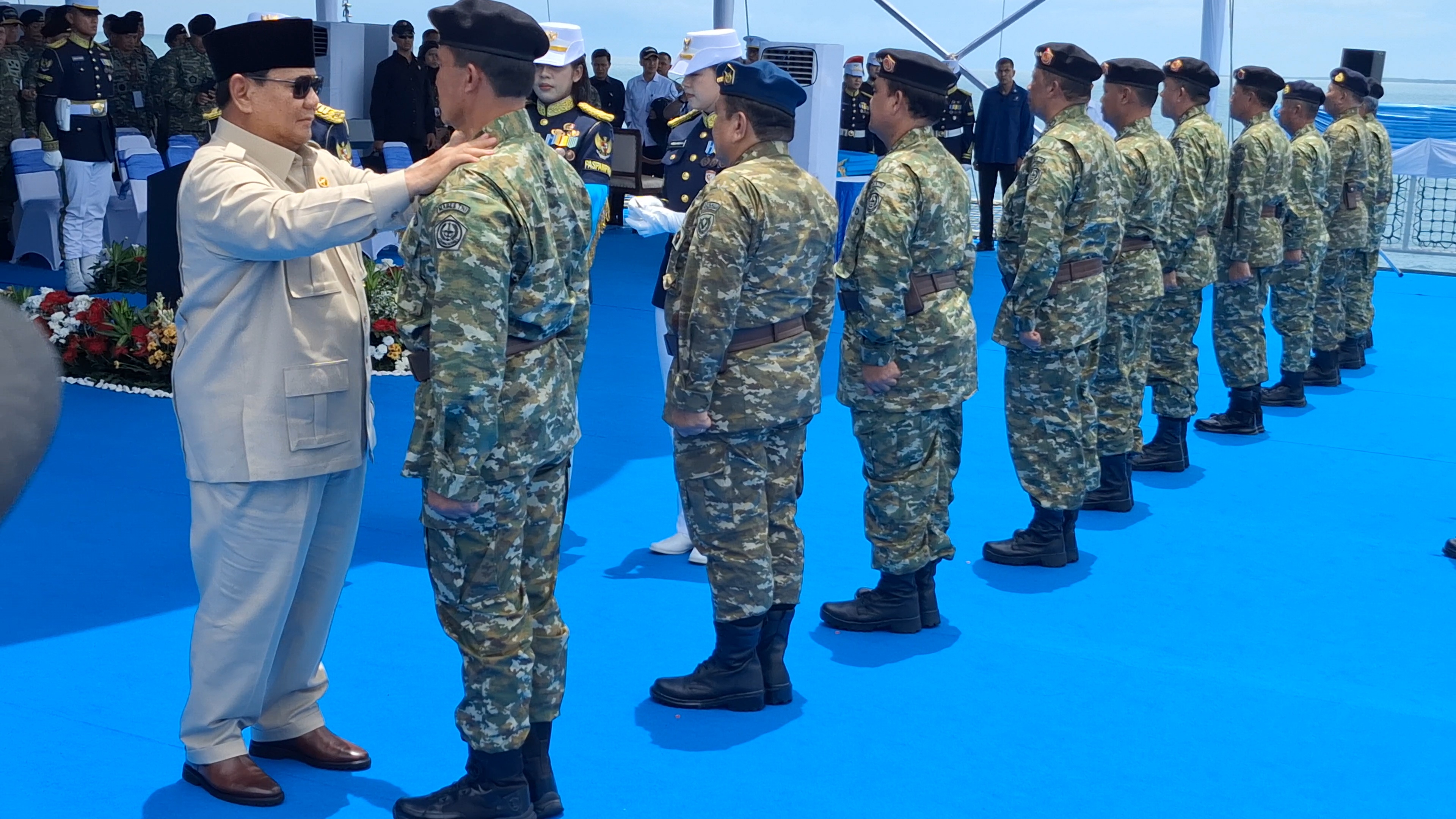 Presiden Prabowo Anugerahkan Pangkat Kehormatan kepada 11 Purnawirawan TNI di KRI Radjiman Wedyodiningrat