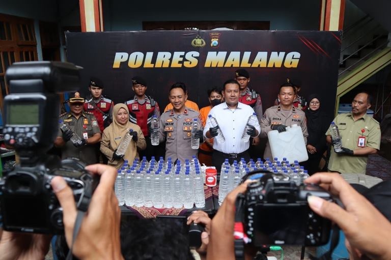 Pabrik Miras Ilegal di Malang Sehari Produksi 500 Liter 