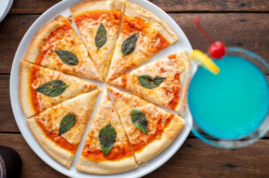 Bahaya Minum Soda Usai Makan Pizza, Ini 4 Alasannya