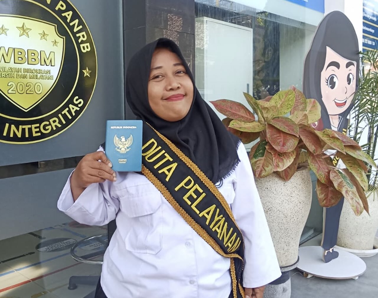 Kartini Survivor: Devi Mahardianingtyas, Penyandang Dwarfisme yang Jadi Andalan Kantor Imigrasi