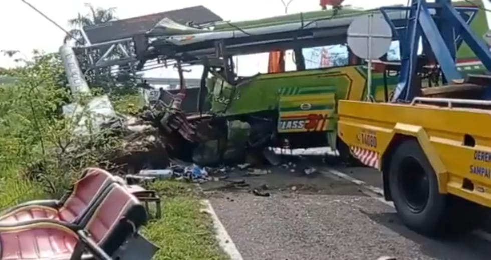 14 Orang Meninggal dalam Kecelakaan Bus Tabrak Tiang Reklame di Tol Surabaya-Mojokerto