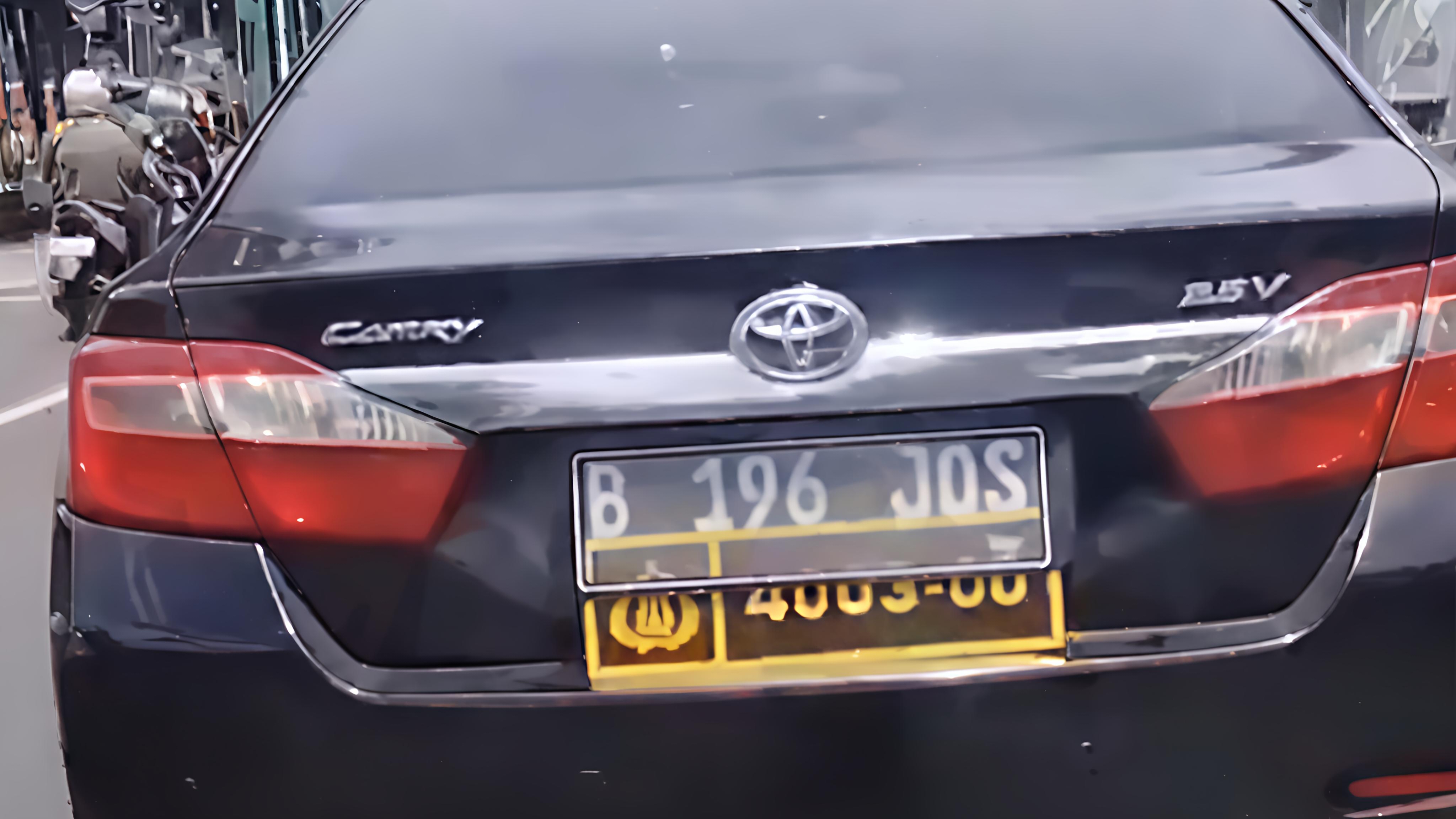 Viral Mobil Camry Berpelat Ganda, Punya Mabes Polri?