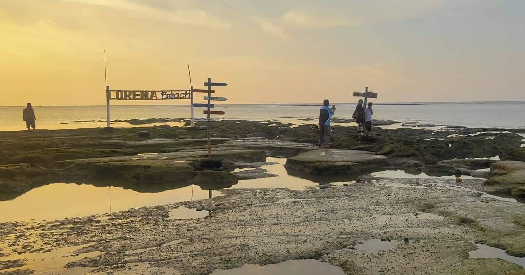 Nikmati Senja Jingga di Pantai Lorena Lamongan