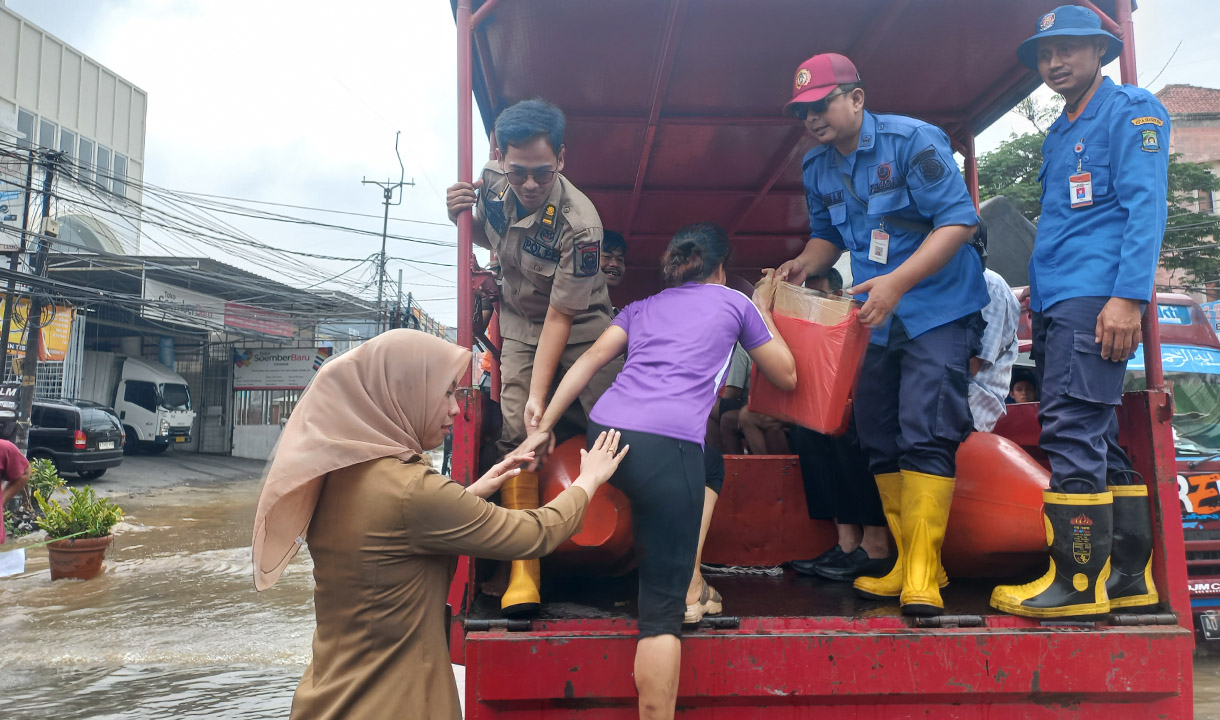 Sang Penyelamat! Mobil Truk Damkar Bantu Mobilitas Warga Arungi Banjir di Ciledug Indah Kota Tangerang
