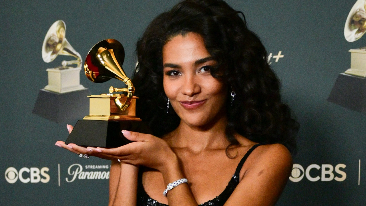 Olivia Dean Menang Best New Artist Grammy 2026, Pidato Soal Imigran Bikin Haru