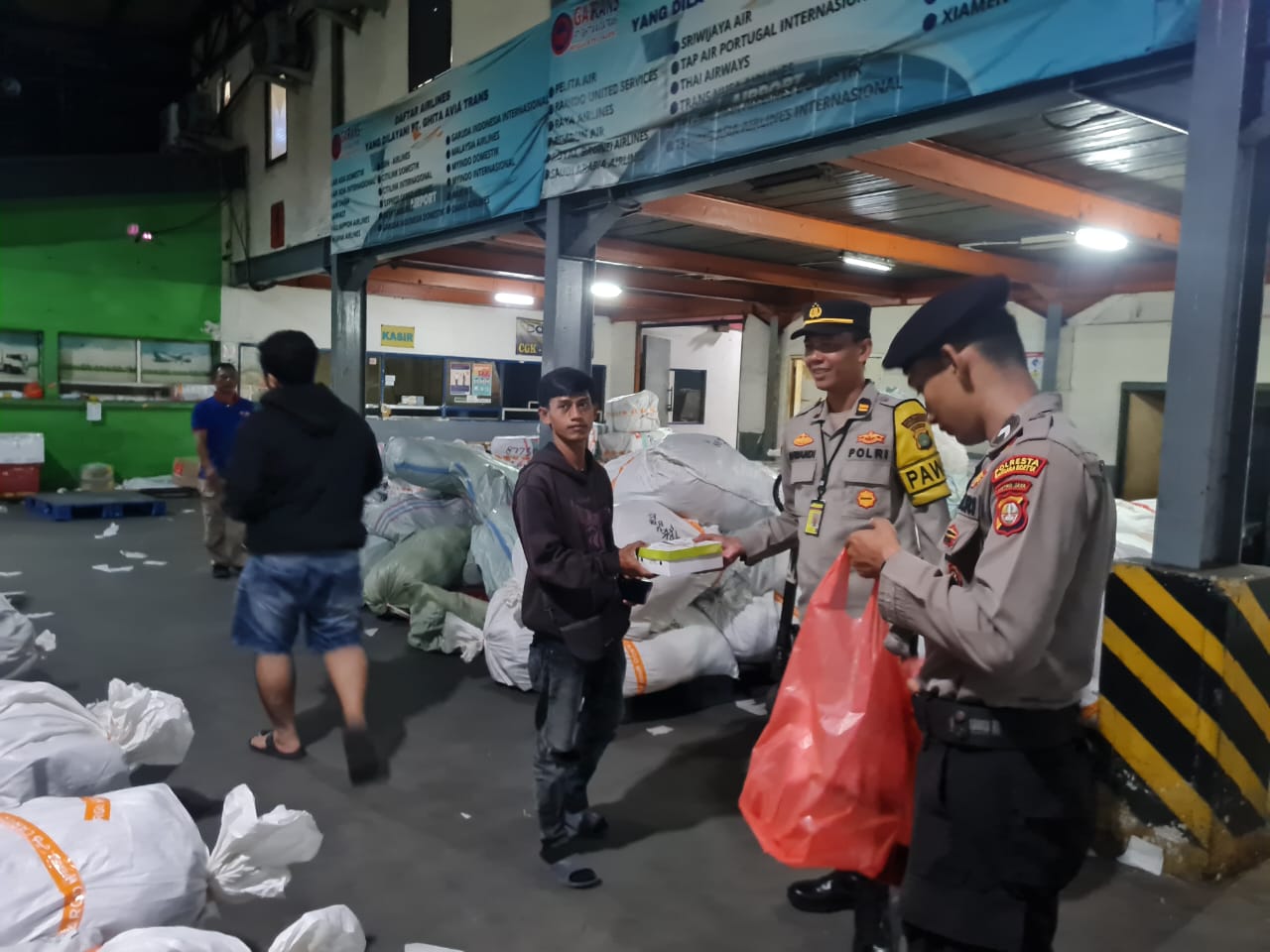 Puasa Pertama Ramadan 1446 H, Polresta Bandara Soetta Bagikan 100 Paket Makan Sahur