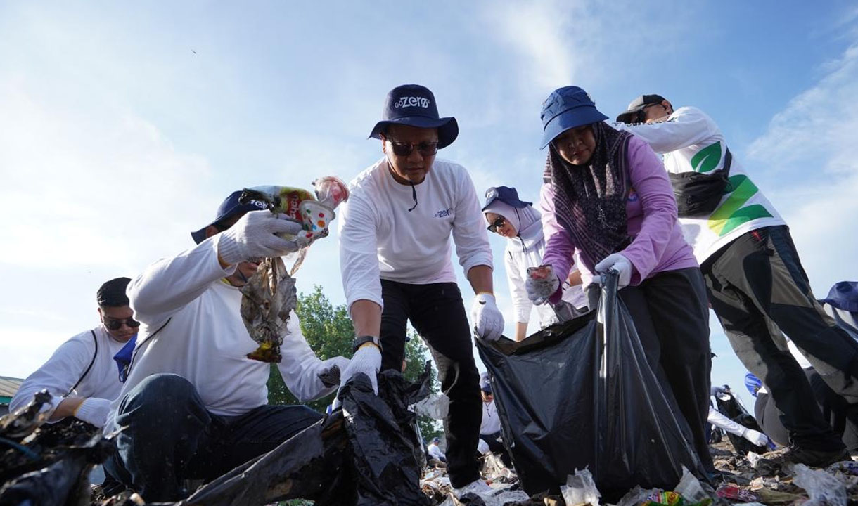 Telkom Kumpulkan 1.4 Ton Sampah dalam Kegiatan Aksi Bersih Pantai