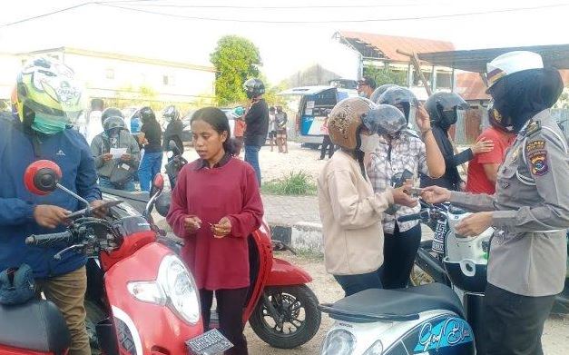 Pengendara Motor Diberhentikan Polisi di Ruas Jalan Kota Kupang, Ada Apa Ya?