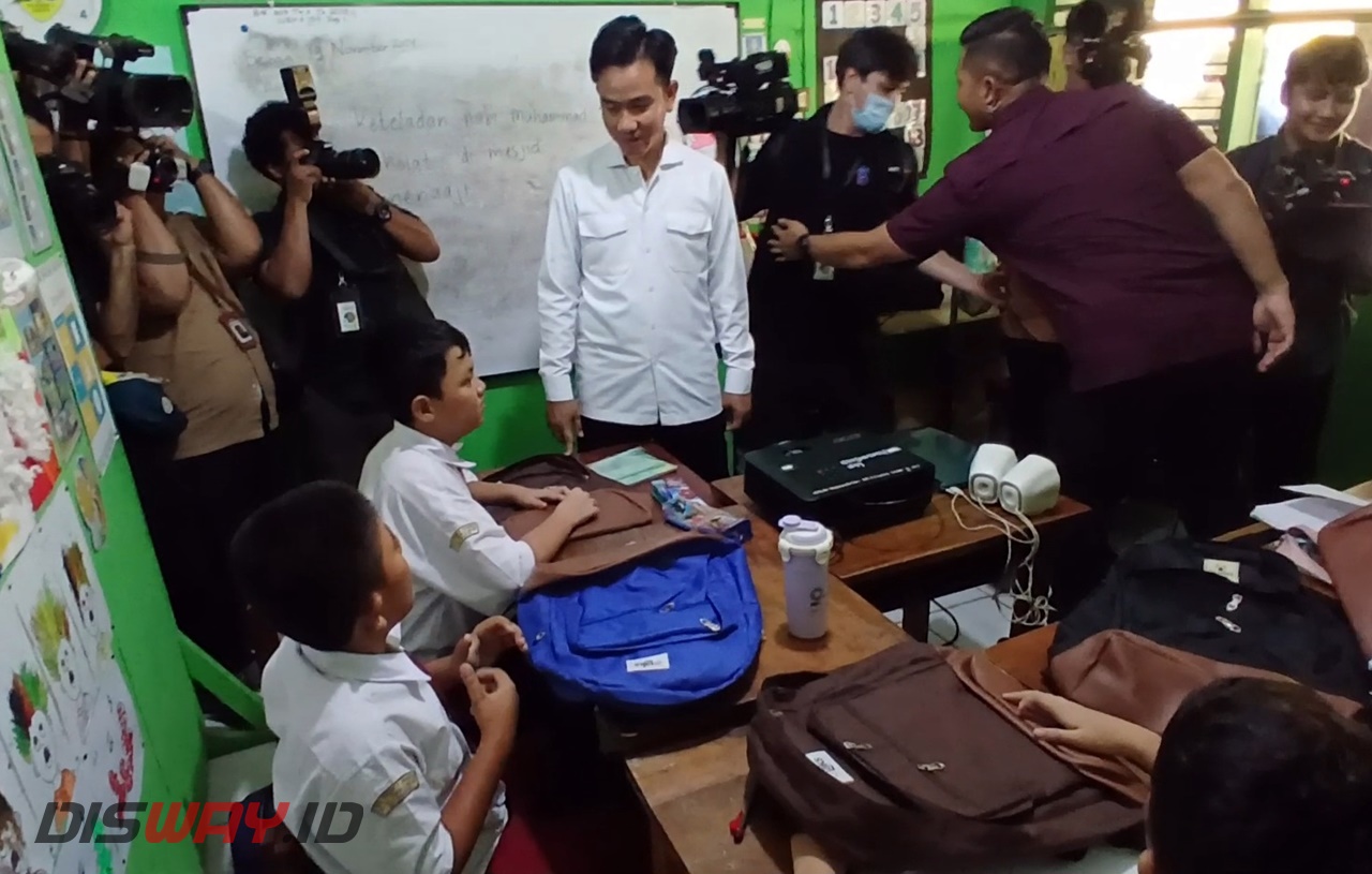 Diberi Tas dan Buku oleh Gibran, Siswa SLBN 05 Jakarta: Terima Kasih Bapak Wakil Presiden 