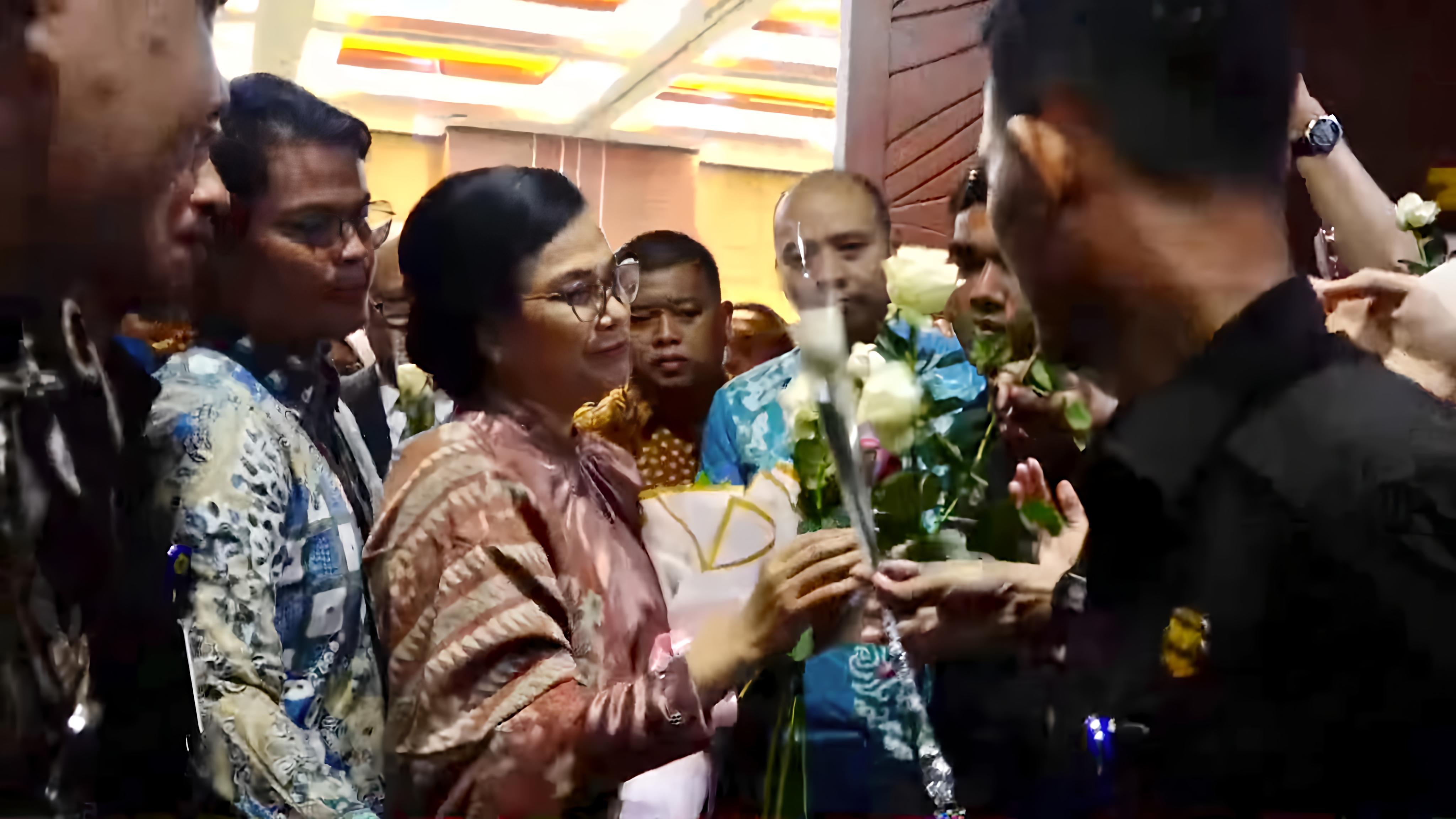 Sambutan Hangat Staf Kemenkeu Saat Sertijab Sri Mulyani Serahkan Jabatan Menkeu ke Purbaya Yudhi Sadewa