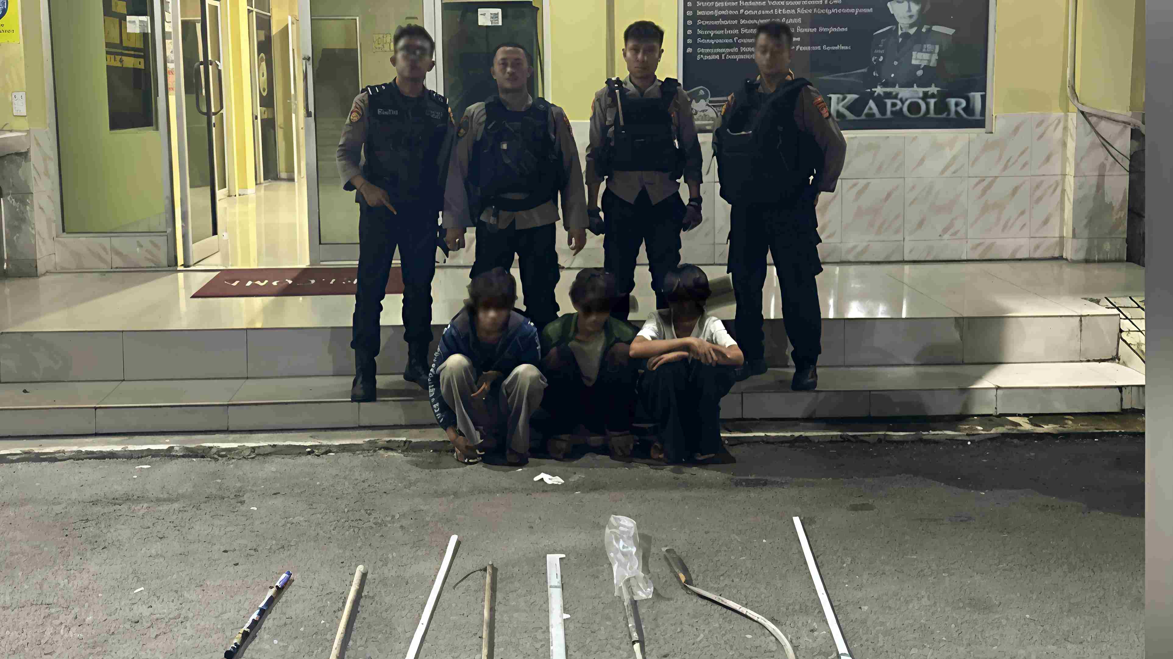 Patroli Perintis Jakpus Amankan 3 Remaja Mau Tawuran, Clurit hingga Petasan Disita