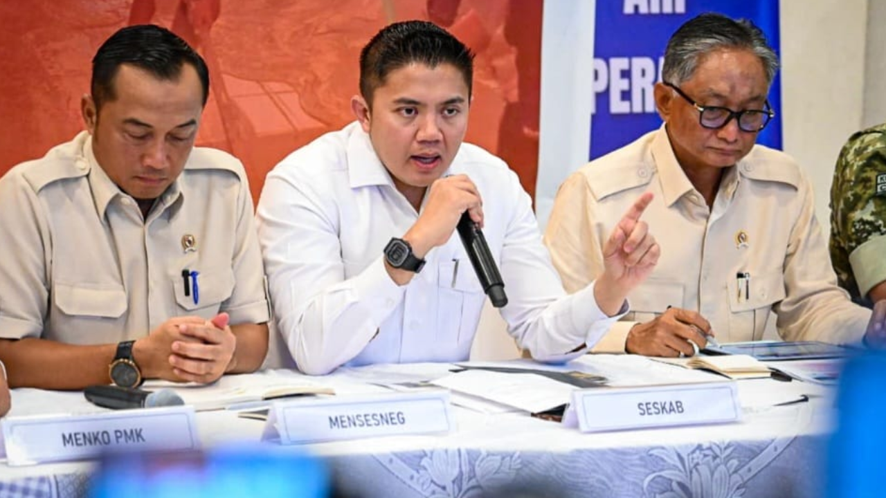 Seskab Teddy Ajak Media Sebarkan Narasi Positif Penanganan Bencana Sumatera