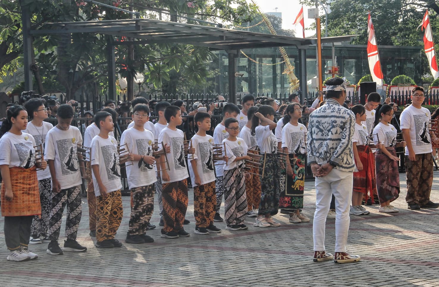 Kunjungan Paus Fransiskus Disambut Angklung dengan Konduktor Muslim