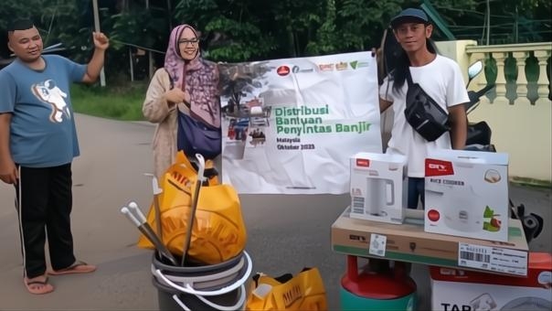 Dompet Dhuafa Salurkan Bantuan untuk Pekerja Migran Indonesia Terdampak Banjir di Malaysia