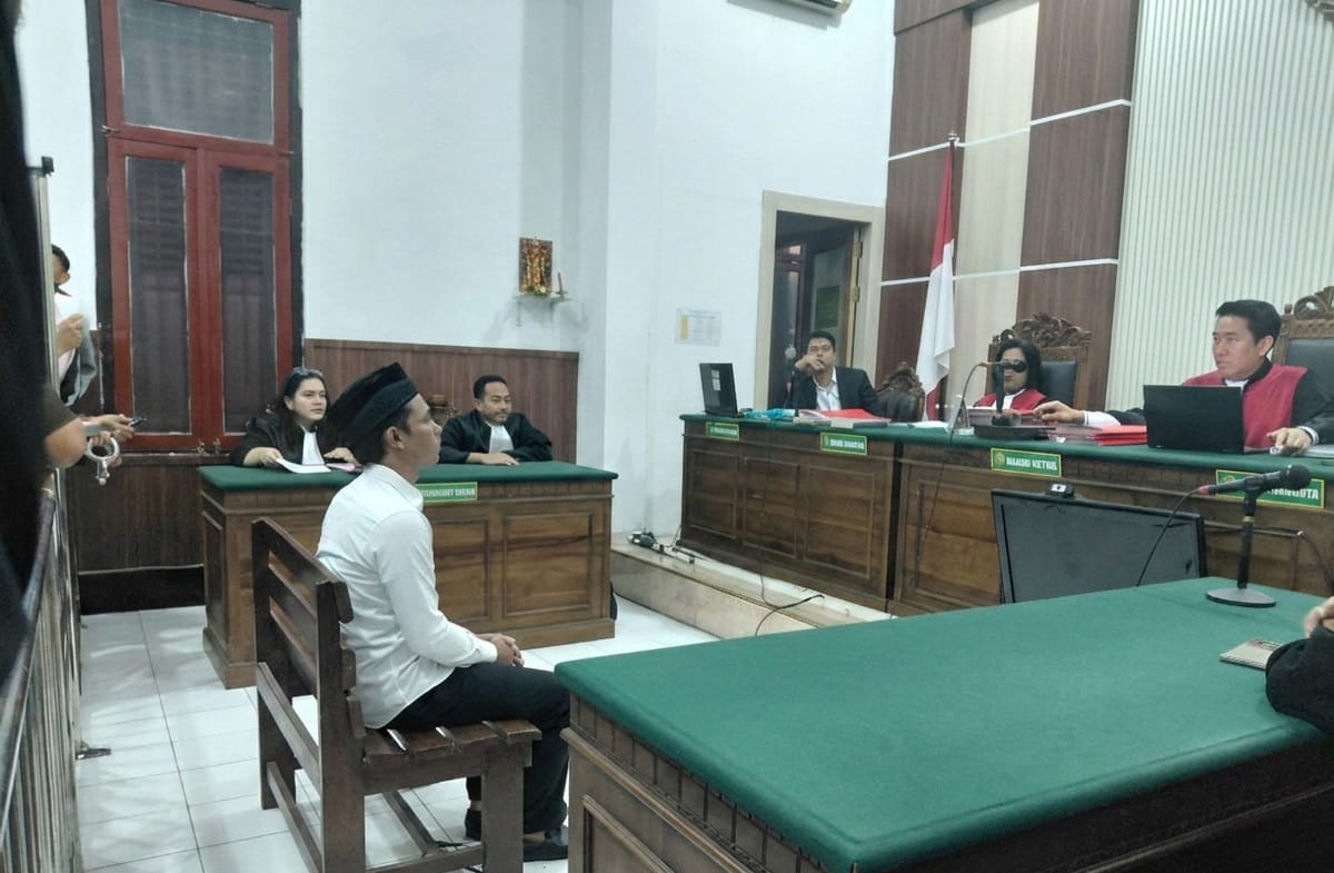 Tok! Hakim Vonis Bebaskan Karyawan LBH yang Jadi Terdakwa Kasus Teror Bensin