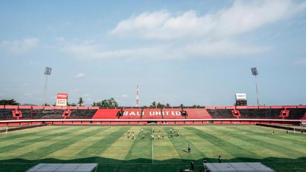 Patut Dicontoh! Bonek Bali Perbaiki Pagar Stadion I Wayan Dipta Hingga Larut Malam