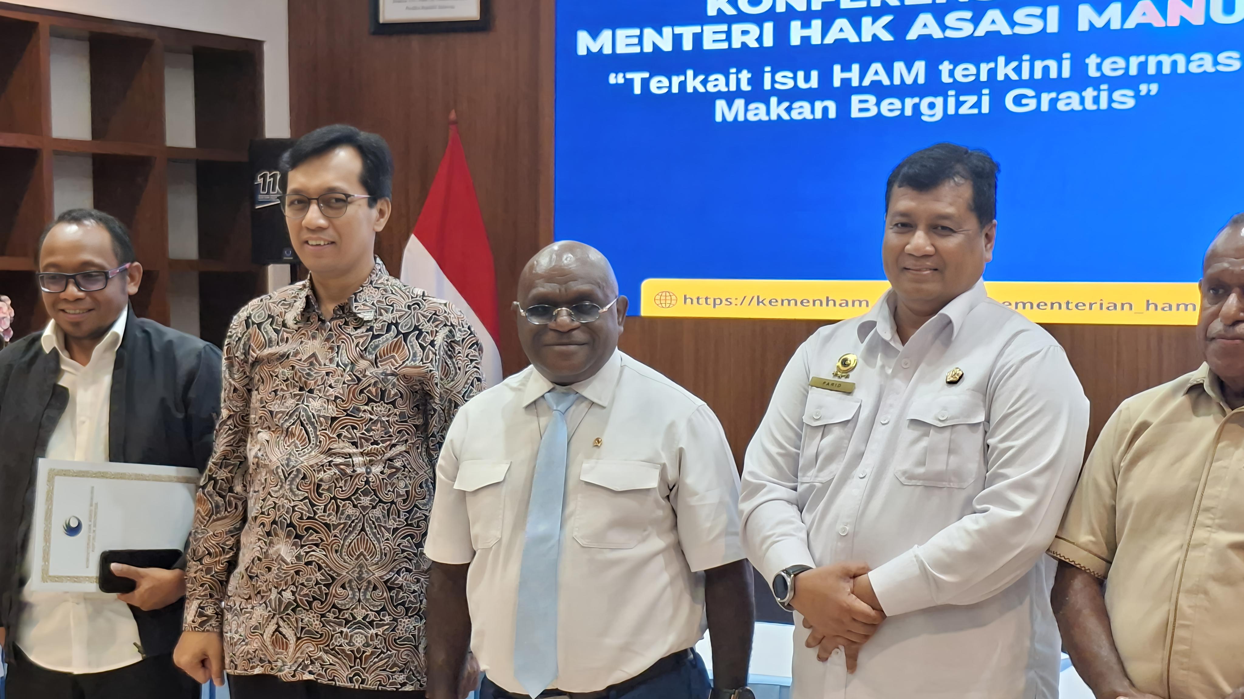 Kasus Keracunan Meningkat, Natalius Pigai Justru Sebut Siswa Makin Antusias Santap MBG Bareng Teman