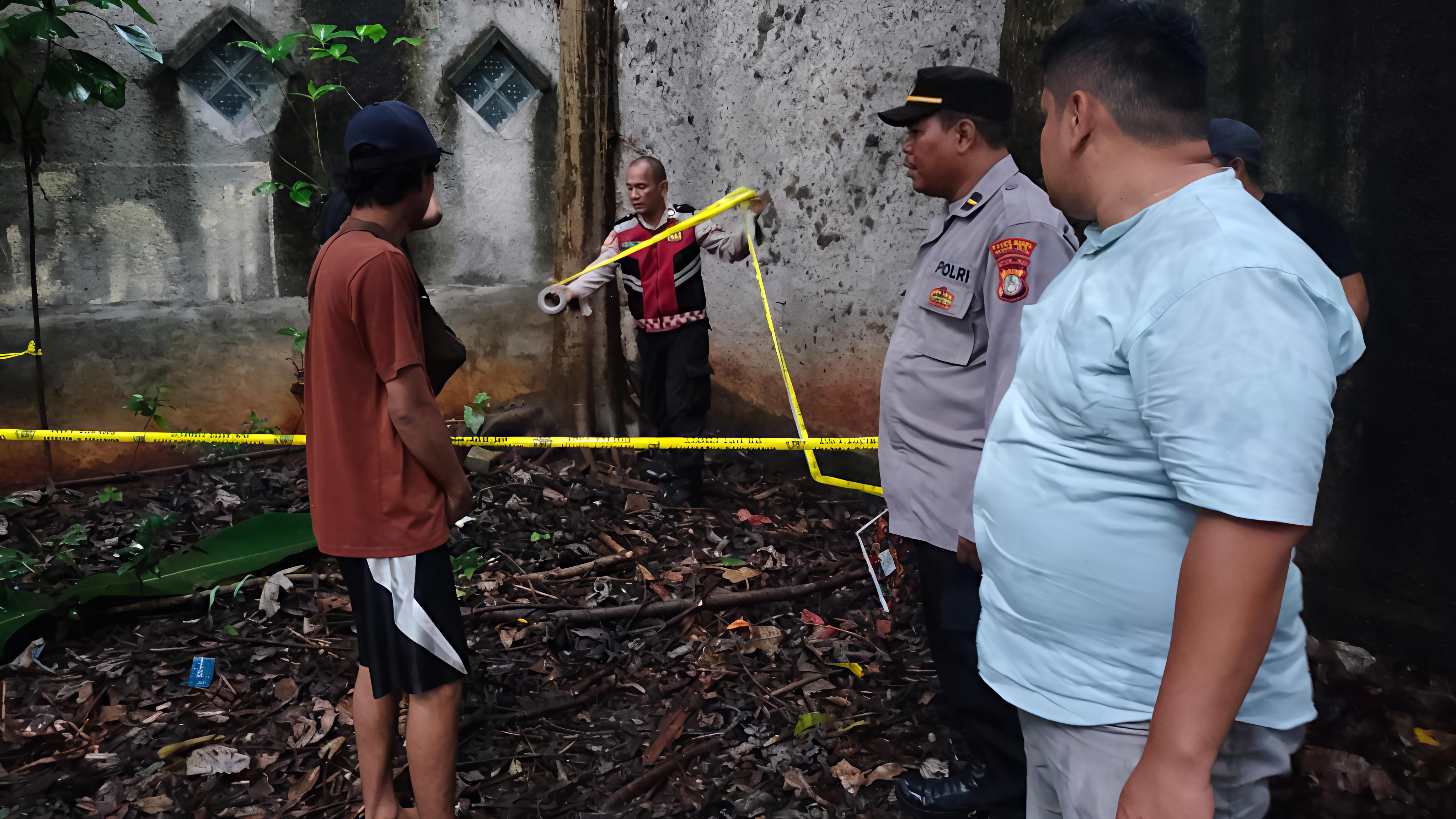 Polisi Cek TKP Penemuan Granat di Jatisampurna, Sempat Dikira Mainan
