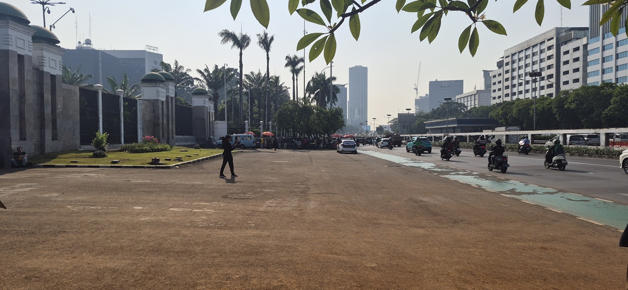 Jelang Aksi Mahasiswa, Arus Lalin di Sekitar DPR RI Masih Terpantau Lenggang.