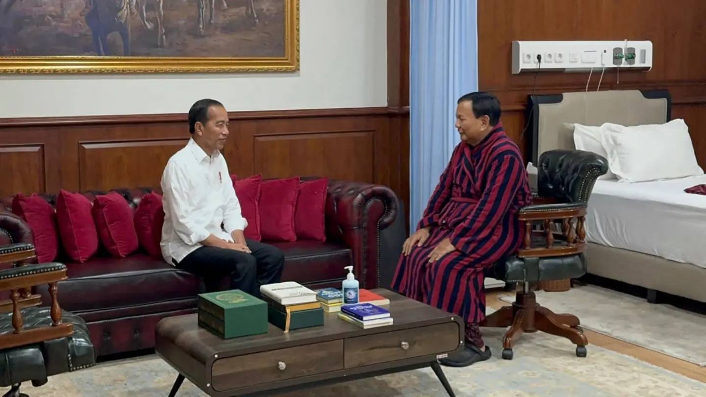 Prabowo Sukses Operasi Cidera Kaki, Ungkap Doa dan Dukungan Jokowi
