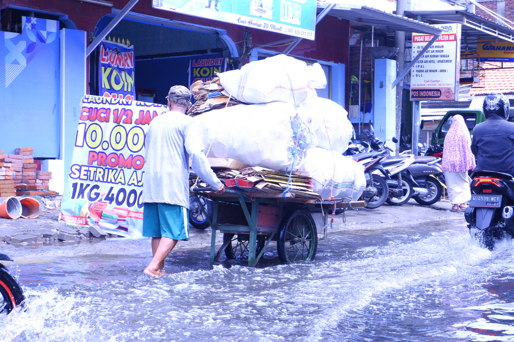 Banjir Semalaman, Jalan Desa Kedungbocok Longsor