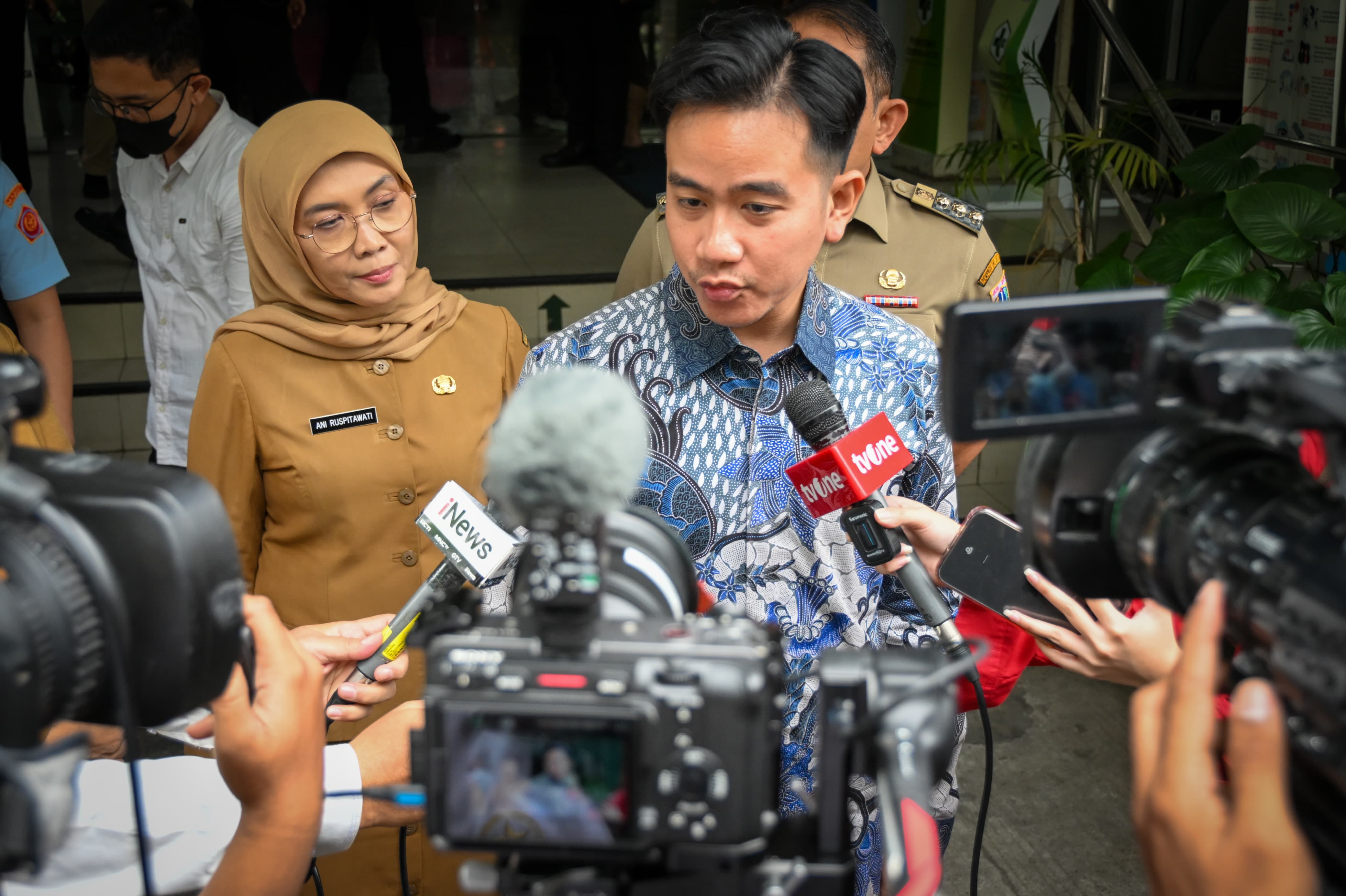 Gibran Cek Fasilitas Kesehatan untuk Program Makan Bergizi Gratis di 3 Lokasi Jakarta