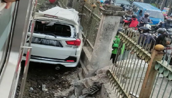 KAI Bakal Tuntut Pengemudi Mobil yang Terobos Palang KRL di Citayam