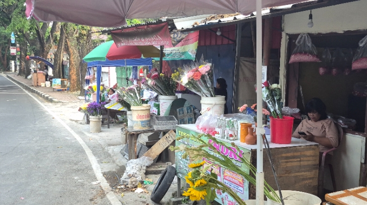 Berkah Tradisi Nyekar, Penjual Bunga di TPU Jeruk Purut Kebanjiran Order