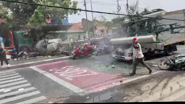 Truk Rubuhkan Tiang Listrik yang Menimpa Mobil dan Pemotor di Bekasi
