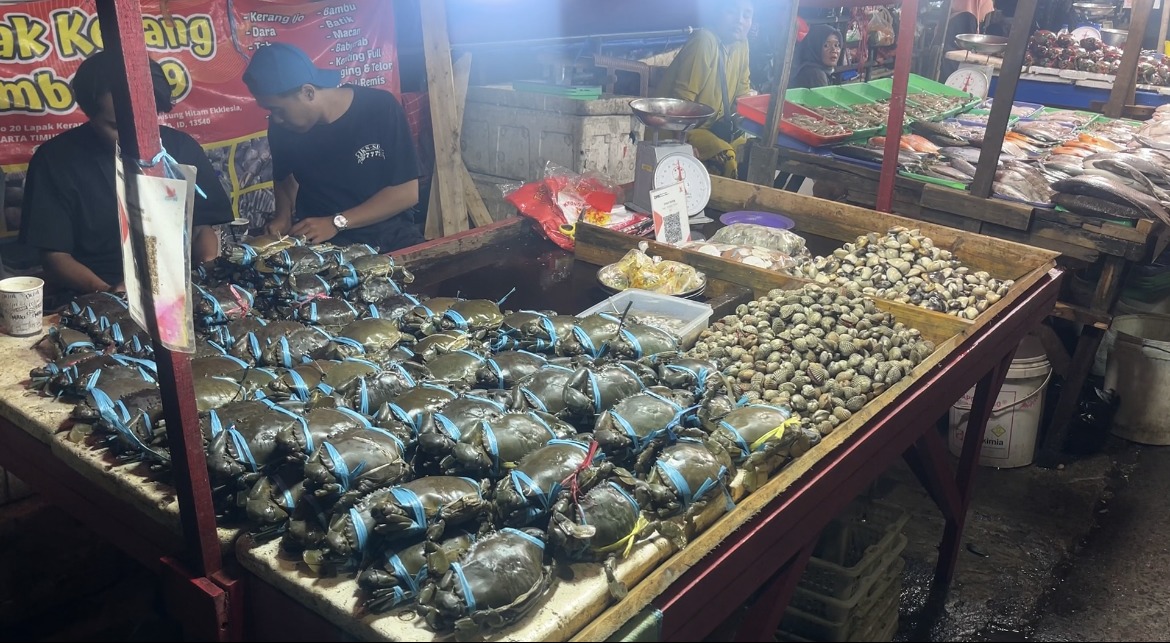 Aneka Kerang dan Kepiting Diserbu Jelang Perayaan Malam Tahun Baru, Pedagang Kramat Jati Laris Manis