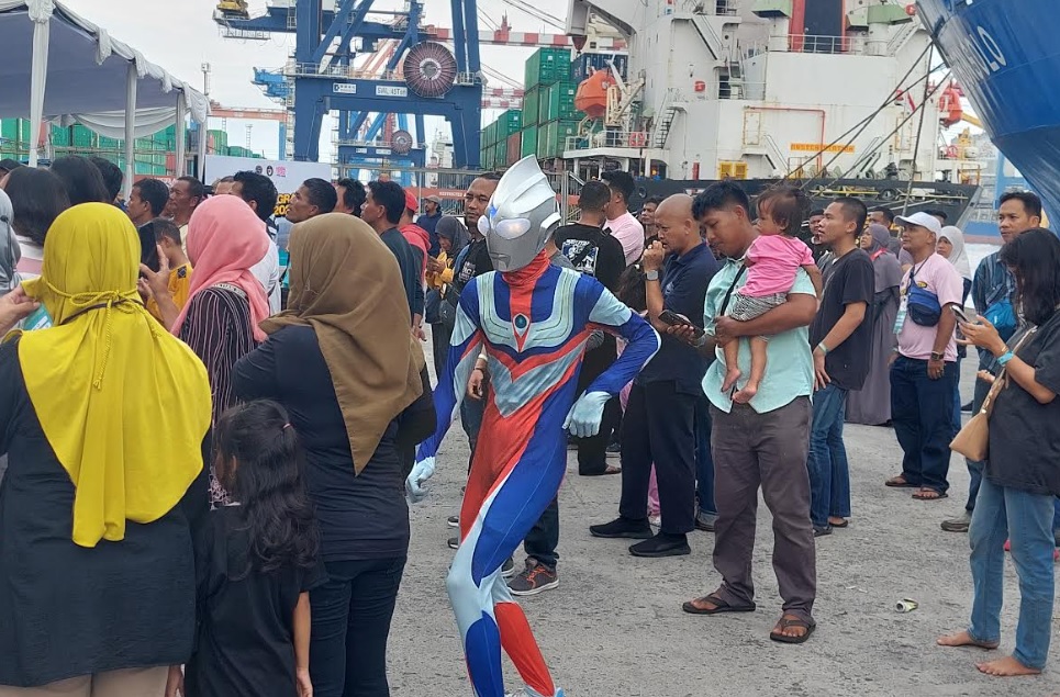 Ditinggal Pacar, Pemudik Ini Nekat Pakai Kostum Ultraman ke Kampung Halaman