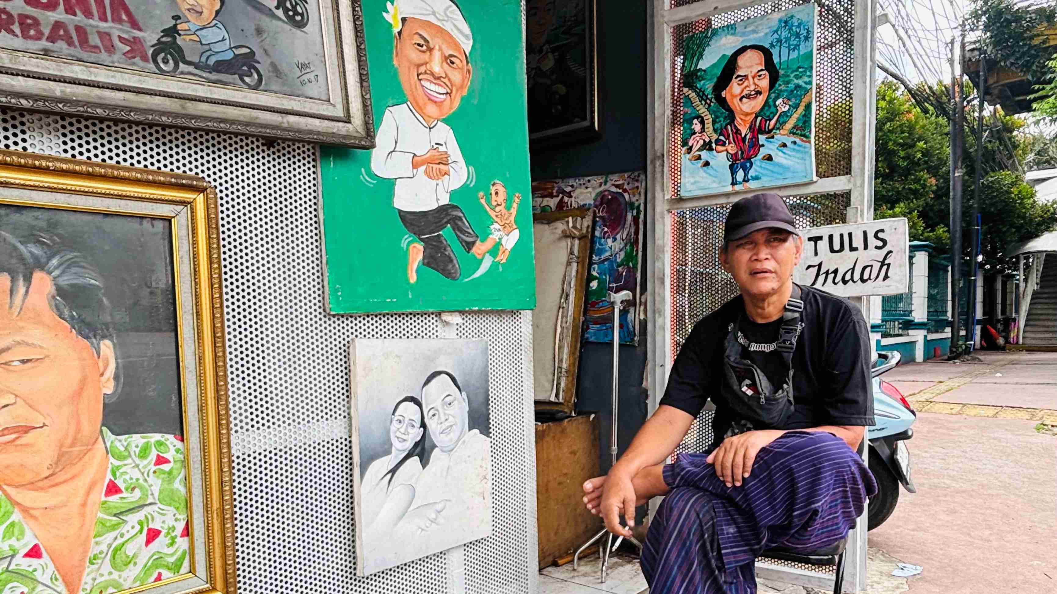 Pelukis di Pasar Baru Kenang Masa Kejayaan Kartu Ucapan Nataru, Kini Mati Ditelan Android