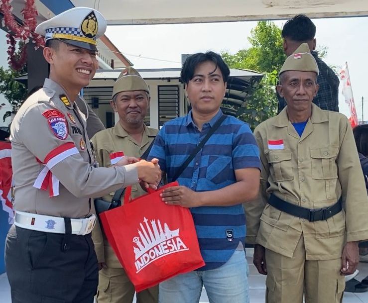 Satpas SIM Colombo Rayakan Kemerdekaan: Petugas Kostum Pejuang, Pemohon Pulang Bawa SIM dan Hadiah
