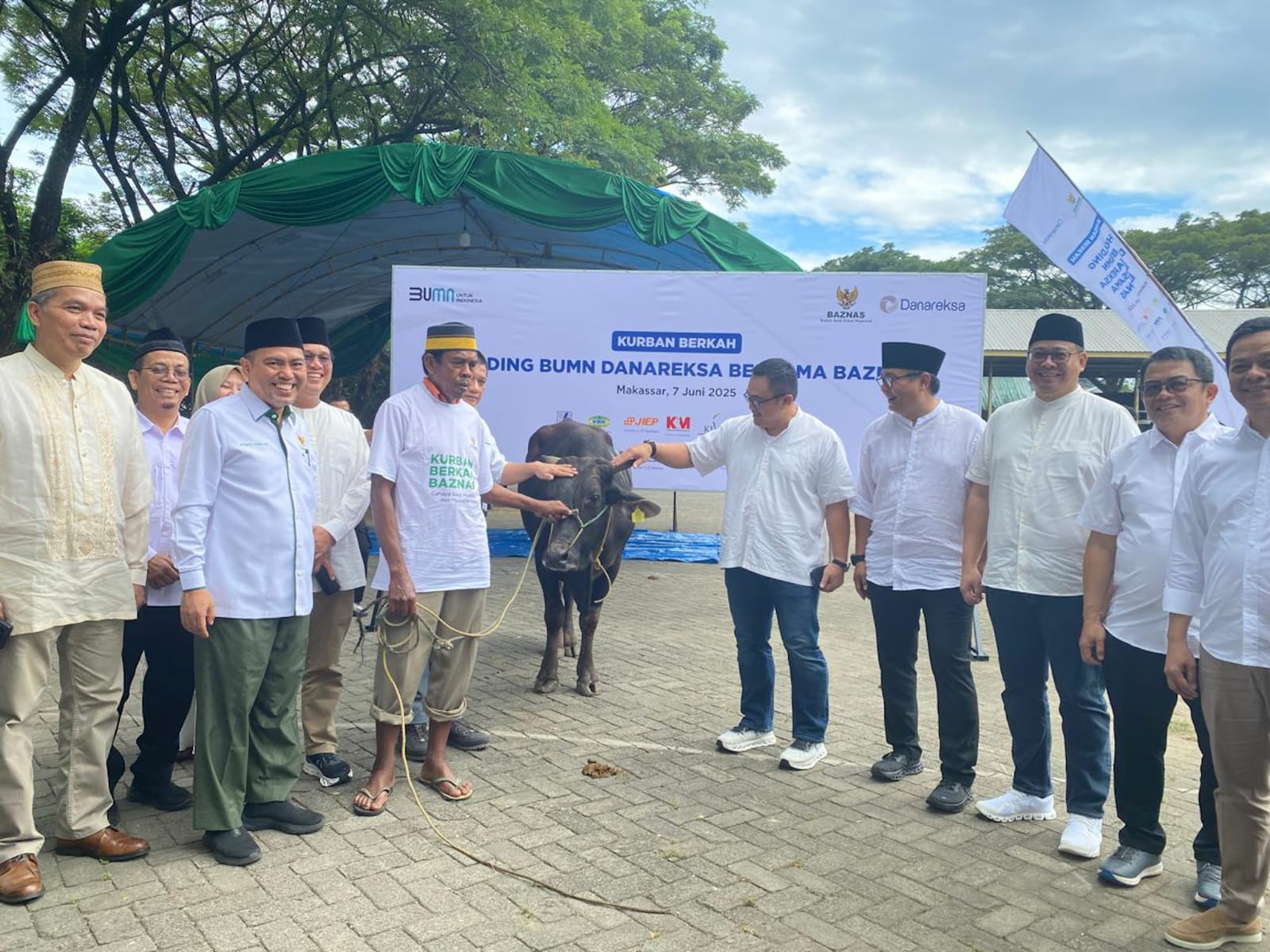 Bersama Baznas, Holding BUMN Danareksa Salurkan Daging Kurban kepada 3.000 Keluarga di Makassar