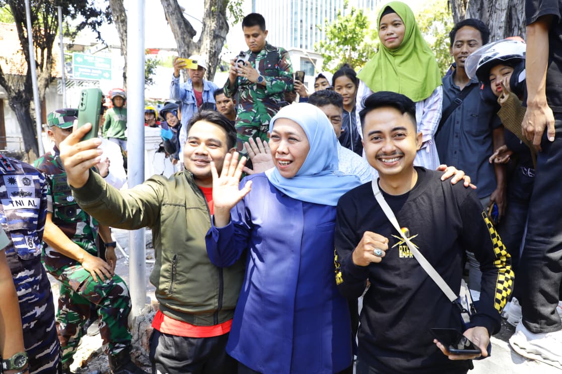Khofifah Sapa Warga Usai Gedung Grahadi Terbakar, Ajak Jaga Kondusivitas dan Tak Terprovokasi