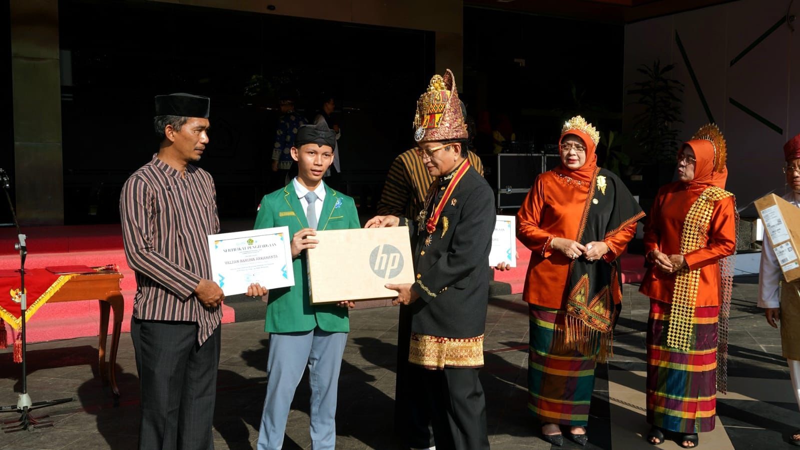 Perkenalkan Valzan dan Rifqi, 2 Siswa Madrasah Berprestasi Level Dunia yang Diapresiasi Menag Nasaruddin Umar
