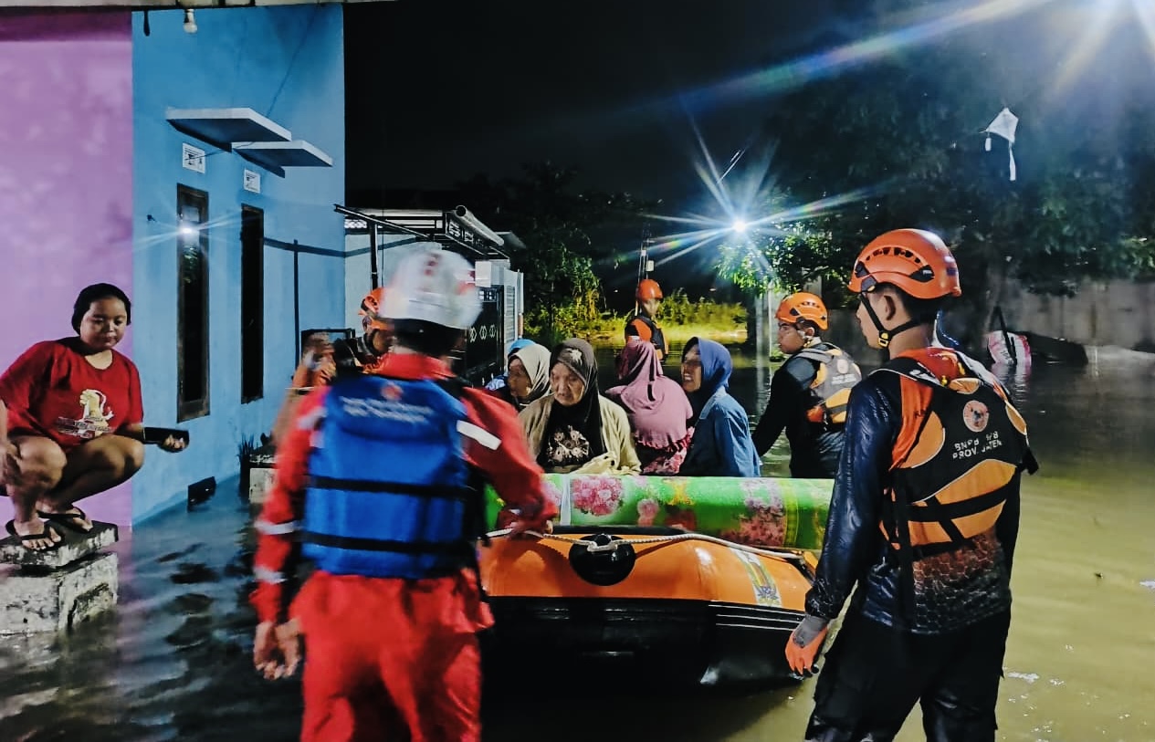 Banjir Rendam Pekalongan, Ribuan Warga Mengungsi 