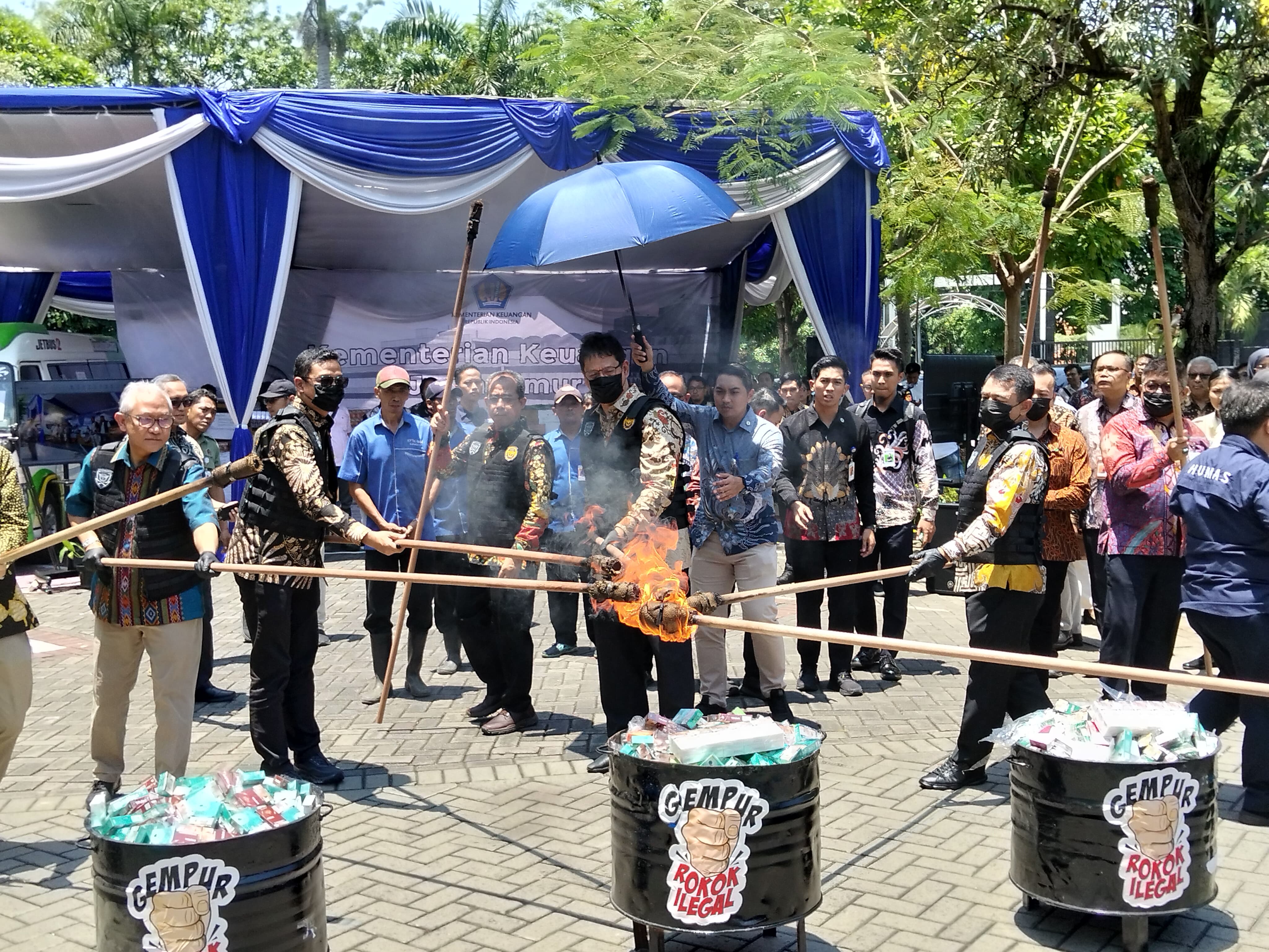 Menteri Purbaya Bakar 235,4 Juta Rokok Ilegal di Jatim: Akan Banyak yang Tertangkap!