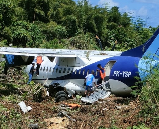 Pesawat Trigana Air PK-YSP Tergelincir di Ujung Landasan Bandara Serui Papua