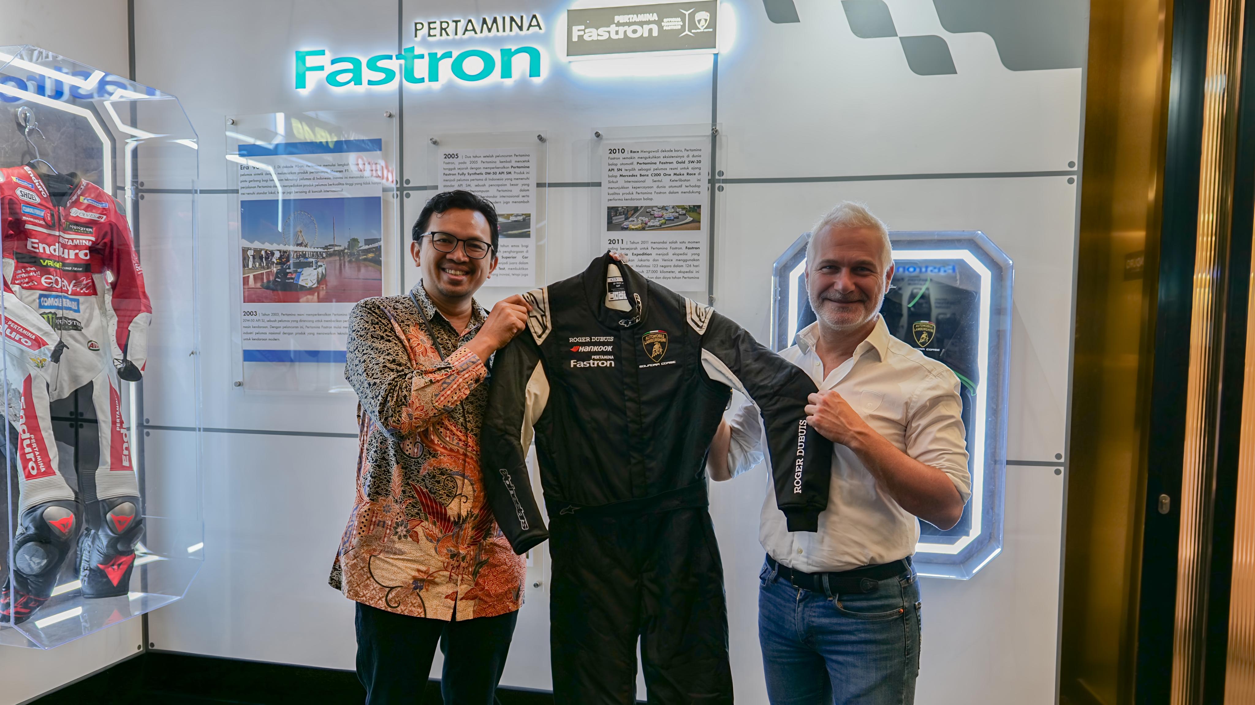 Perkuat Kemitraan, Pertamina Lubricants Terima Racing Suit dari Lamborghini Squadra