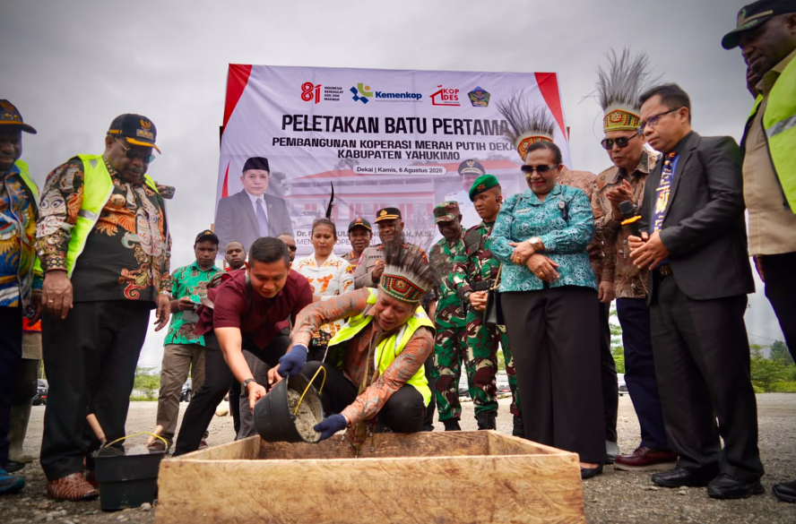 Menkop Lakukan Peletakan Batu Pertama Pembangunan KDKMP Dekai di Yahukimo
