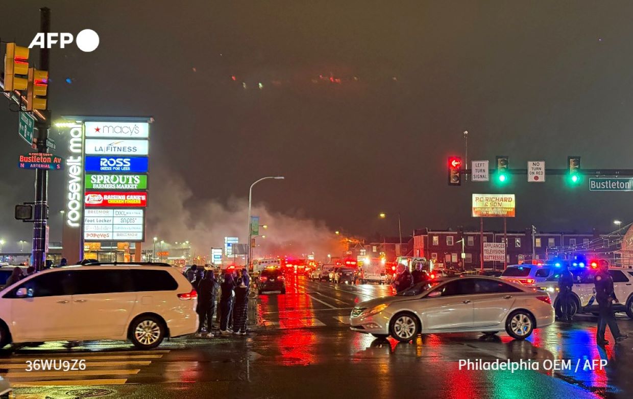 Pesawat Ambulan Pengangkut Pasien Jatuh di Philadelphia, Membakar Rumah Warga