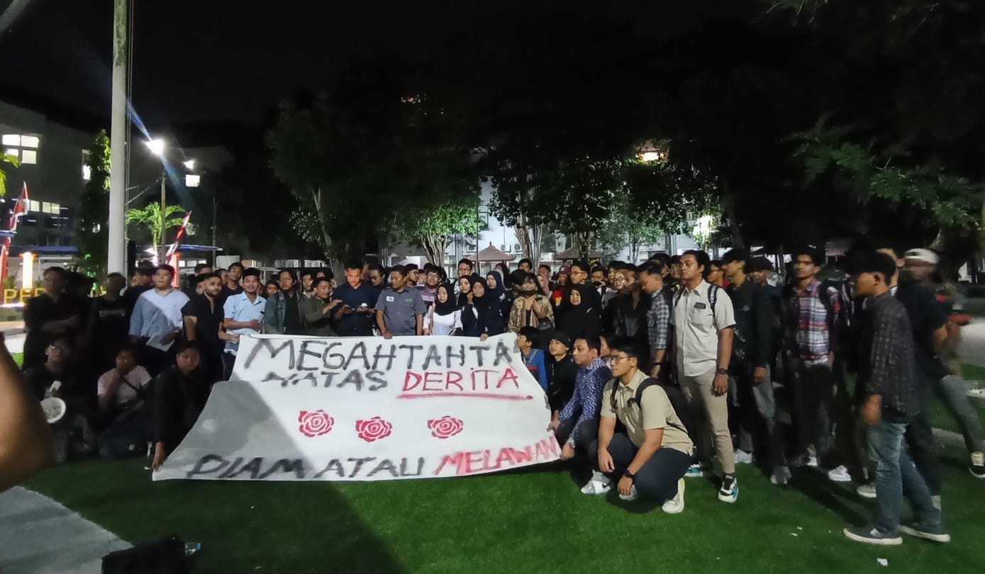 Mengawal Putusan MK di Surabaya: 3 Ribu Mahasiswa Geruduk DPRD Jatim Sebelum Salat Jumat!