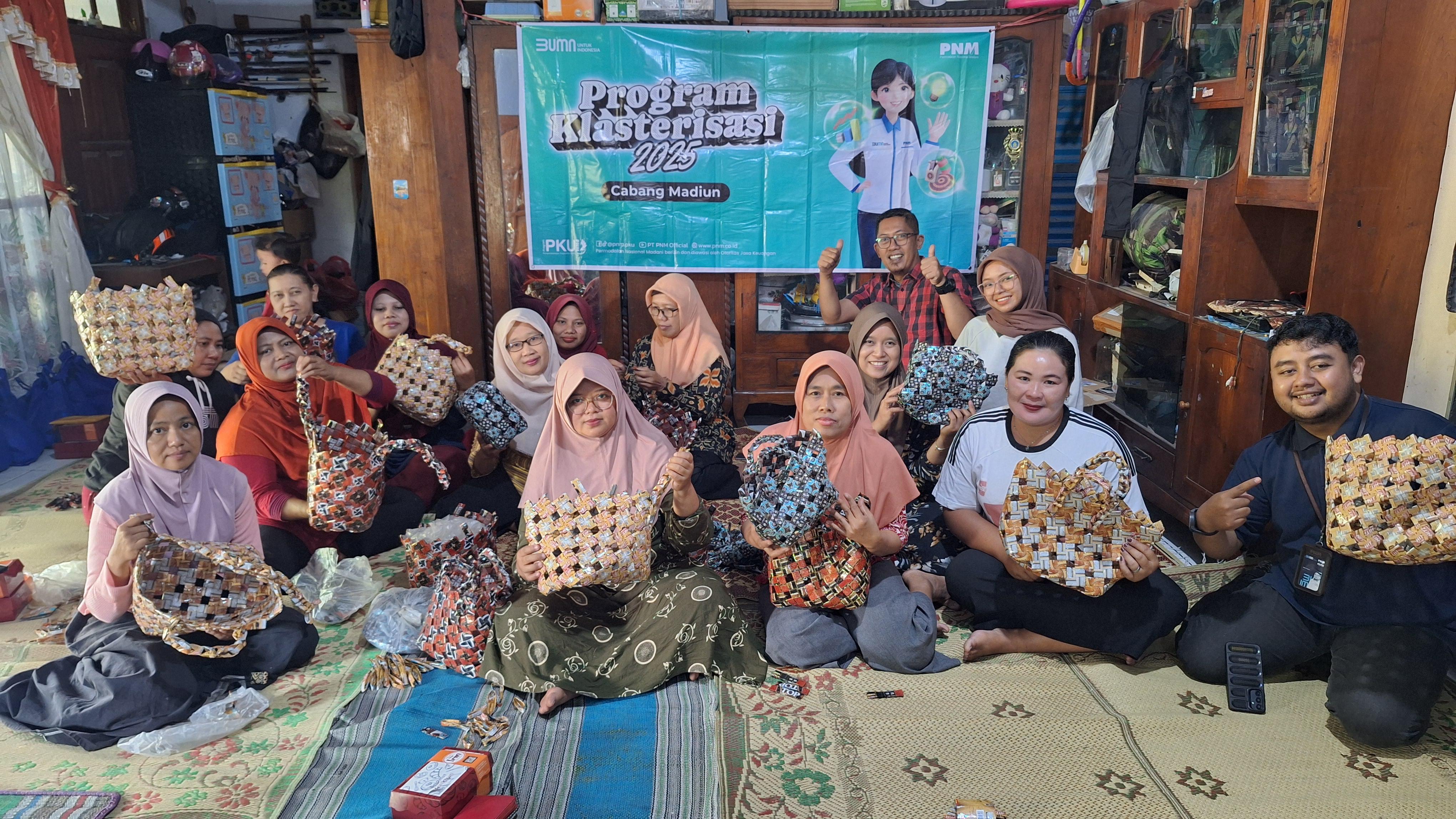 PNM Dorong Kreativitas Nasabah Lewat Anyaman Limbah Plastik Bernilai Jual